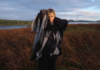 https://az.prshots.es/contents/archives/1940/997/images/thumb350x287_auto/barbour-rosemary-cape-rrp-139-barbour-melody-scarf-rrp-34.95-ava_706aa_thumb.jpg