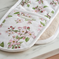 Sophie Allport x National Trust Blossom Double Oven Glove, lifestyle (detail)