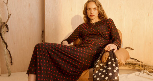 https://az.prshots.es/contents/archives/2320/1155/images/cropThumb/CRI_6a671e40cc7d5prshots_oliver_bonas-chocolate_brown_red_polka_dot_midi_dress_68_92440_thumb.jpg