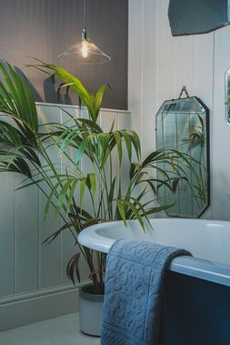 SKINNY RIBBED GLASS HAY COOLIE CONTEMPORARY BATHROOM PENDANT LIGHT