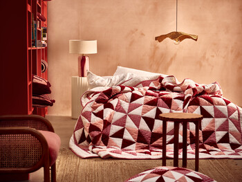 https://az.prshots.es/contents/archives/329/362/images/thumb350x287_auto/oliver-bonas_burgundy-pink-gingham-patchwork-quilt_fa01e_thumb.jpg