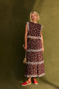 https://az.prshots.es/contents/archives/329/362/images/thumb350x287_auto/oliver-bonas_chocolate-brown-polka-dot-scalloped-cutwork-midi-sk_7a9a6_thumb.jpg