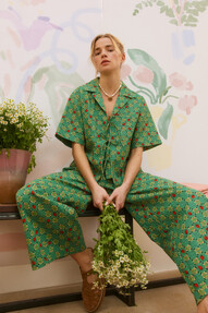 https://az.prshots.es/contents/archives/329/362/images/thumb350x287_auto/oliver-bonas_green-strawberry-cropped-wide-leg-trousers-gbp68_thumb.jpg