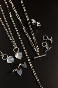 https://az.prshots.es/contents/archives/329/362/images/thumb350x287_auto/oliver-bonas_ob_campaign_still-life-jewellery_415_thumb.jpg