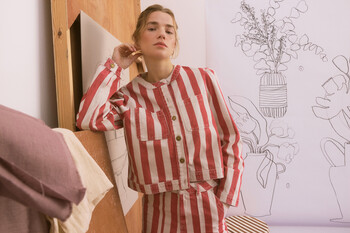 https://az.prshots.es/contents/archives/329/362/images/thumb350x287_auto/oliver-bonas_red-ecru-striped-denim-jacket-gbp78-landscape_thumb.jpg