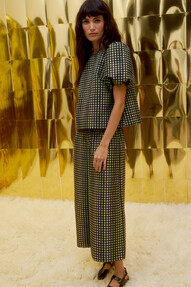 https://az.prshots.es/contents/archives/329/362/images/thumb350x287_auto/oliver_bonas_black-green-checked-jacquard-cropped-wide-leg-trous_76192_thumb.jpg