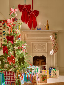 https://az.prshots.es/contents/archives/329/362/images/thumb350x287_auto/oliver_bonas_striped-red-velvet-bow-christmas-tree-topper-16.5.j_c09c3_thumb.jpg