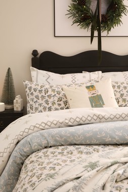 0805 2072750 B&M AW26 ALPINE CHARM BEDROOM CAMEO 1