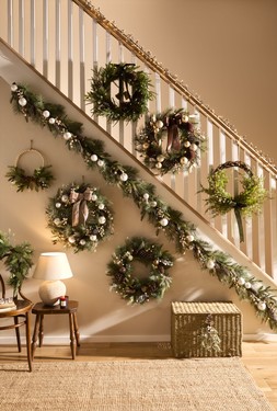 0805 2072750 B&M AW26 WREATHS AND GARLANDS 3