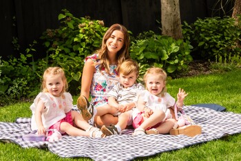https://az.prshots.es/contents/archives/3654/1560/images/thumb350x287_auto/peacocks_dani-and-her-children_thumb.jpg