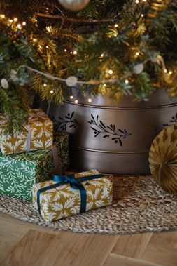 BRONZE CUT OUT MISTLETOE TREE SKIRT