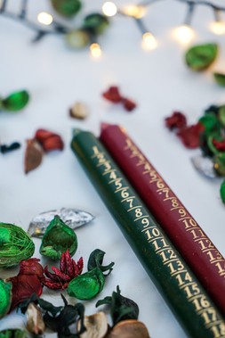 BORDEAUX AND EMERALD ADVENT CANDLE £3.99
