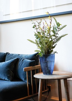 NAVY RIBBED TALL VASE H24.5CM W18CM