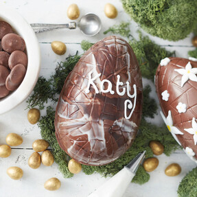 https://az.prshots.es/contents/archives/3746/1580/images/thumb350x287_auto/hobbycraft-hobbycraft-2-ways-to-make-chocolate-easter-eggs-ideas_58c1c_thumb.jpg