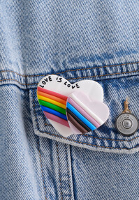 https://az.prshots.es/contents/archives/3746/1580/images/thumb350x287_auto/hobbycraft_hobbycraft-pride-rainbow-heart-badges-with-fimo-works_f429a_thumb.jpg