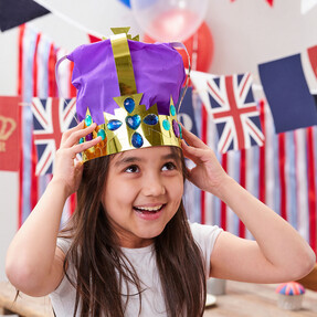 https://az.prshots.es/contents/archives/3746/1580/images/thumb350x287_auto/hobbycraft_how-to-make-a-showstopper-crown_1_2a016_thumb.jpg