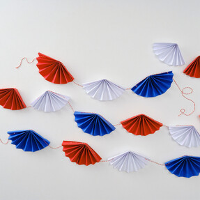 https://az.prshots.es/contents/archives/3746/1580/images/thumb350x287_auto/hobbycraft_how-to-make-paper-fan-bunting-project_1_027a5_thumb.jpg