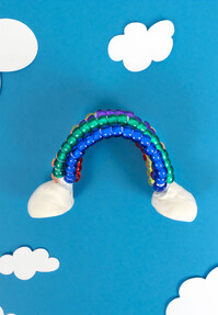 https://az.prshots.es/contents/archives/3746/1580/images/thumb350x287_auto/hobbycraft_kids-bead-rainbow-making-5_thumb.jpg