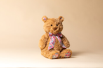 https://az.prshots.es/contents/archives/4463/1742/images/thumb350x287_auto/jellycat_liberty-bear-d-wilshire-20-copy_thumb.jpg