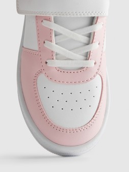 PRIMARK YOUNG GIRLS PU WHITE LOWTOP, $16 RON55 HUF4200 PLN50 CZK300 €(NE,SLO,SVK)13 €12 £10 (2)
